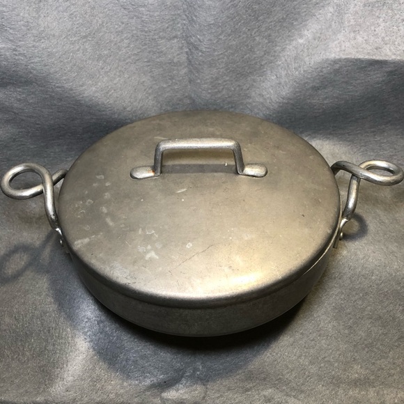 VINTAGE HALLITE WEAREVER 8” ALUMINUM POT #902, TWISTED HANDLES, ORIGINAL LID - Picture 2 of 7